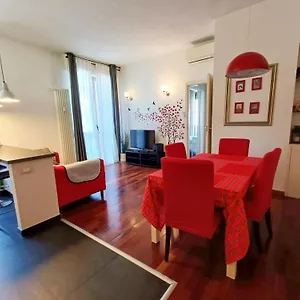 The Red In With Free Parking Apartment